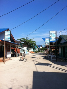 Pemukiman di belakang pantai Derawan